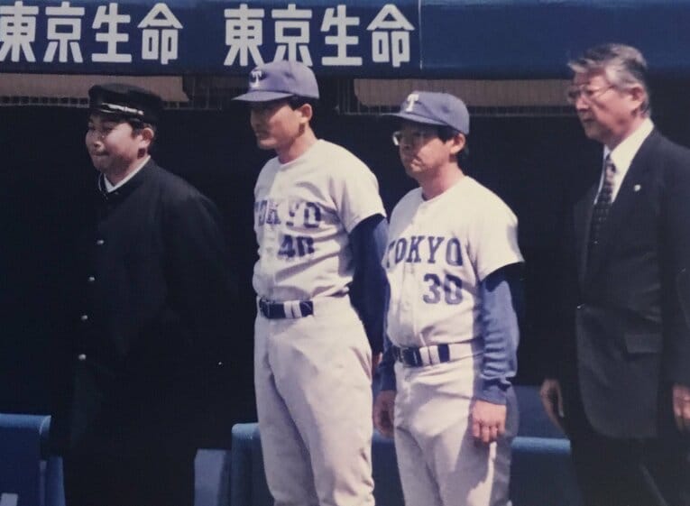 1997年、監督として東大野球部に戻ってきた三角（右から2番目）
