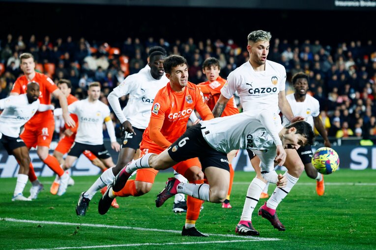 〈久保建英ソシエダ月間MVP〉敵地で憎まれるのは名が知れた証拠だが…「クボへの徹底マーク」と“1枚も撮れなかったシーン”とは(40)