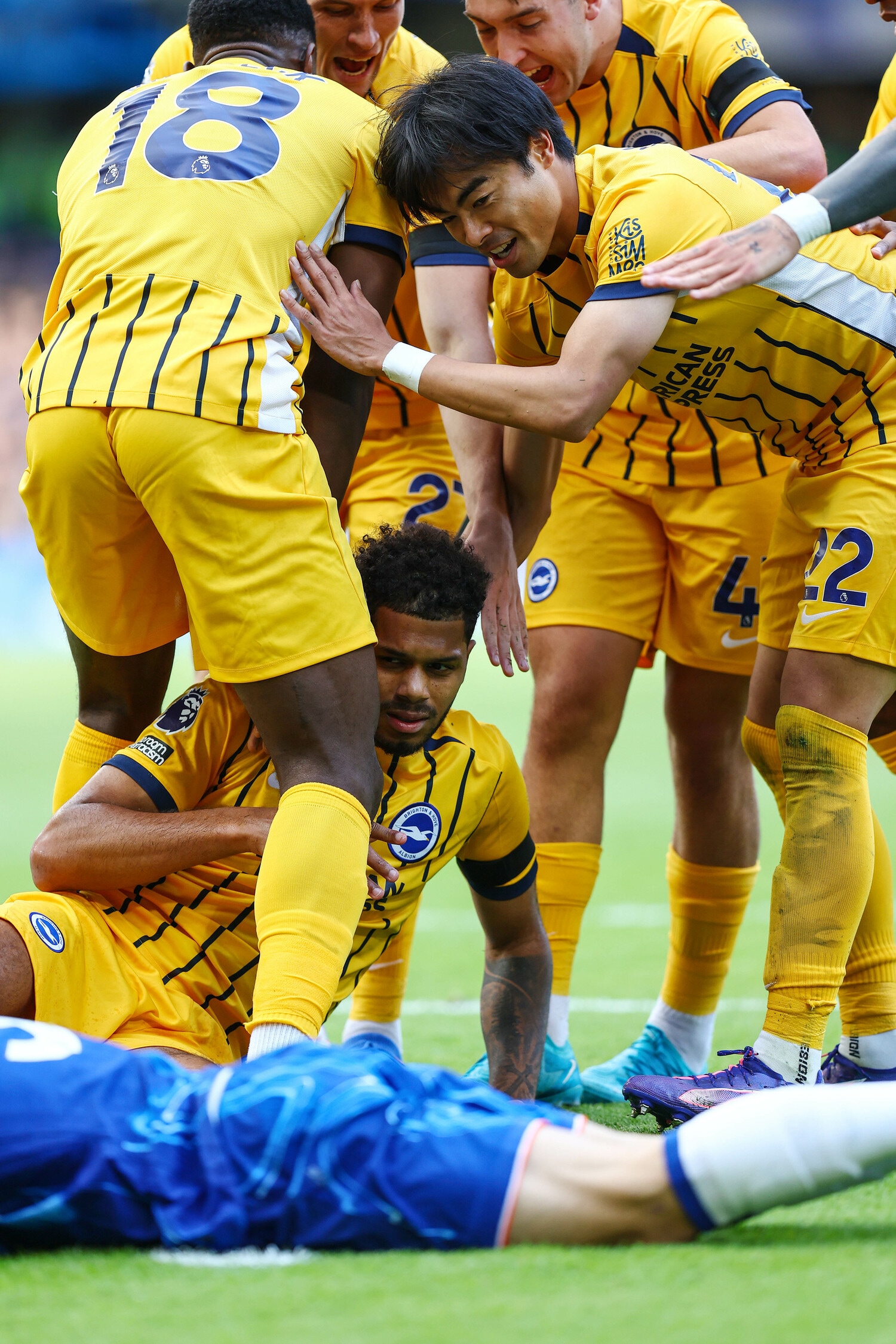 チェルシー戦、リュテールの先制ゴール後にチームメイトと祝福する三笘 ©Getty Images