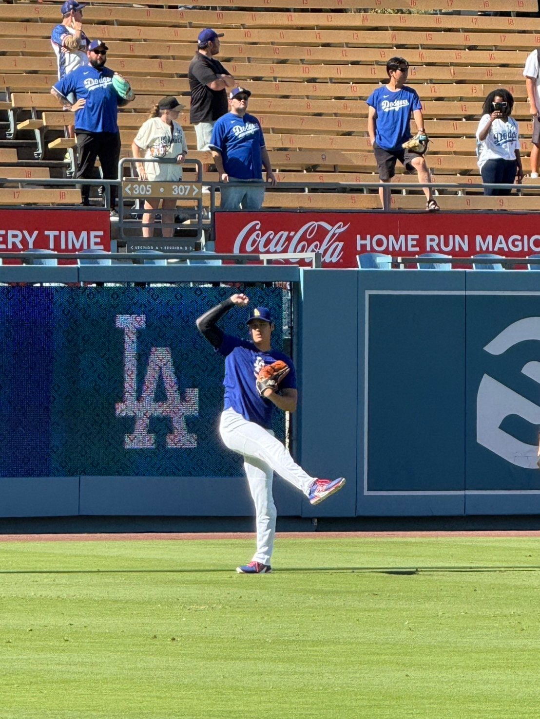 試合前にキャッチボールを行う大谷　©Naoyuki Yanagihara