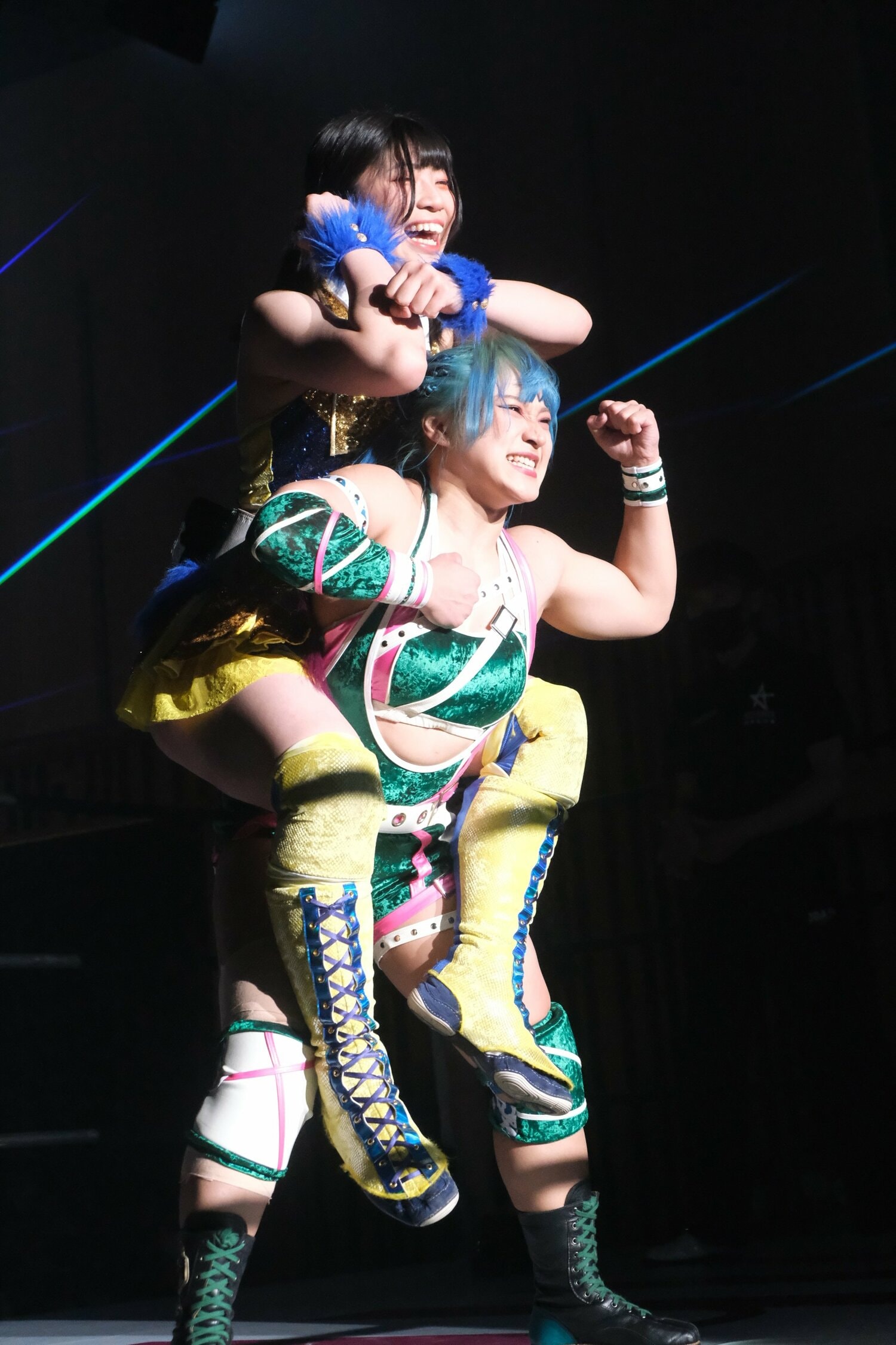 リングインするとパートナーの羽南とポーズを決める　©Norihiro Hashimoto