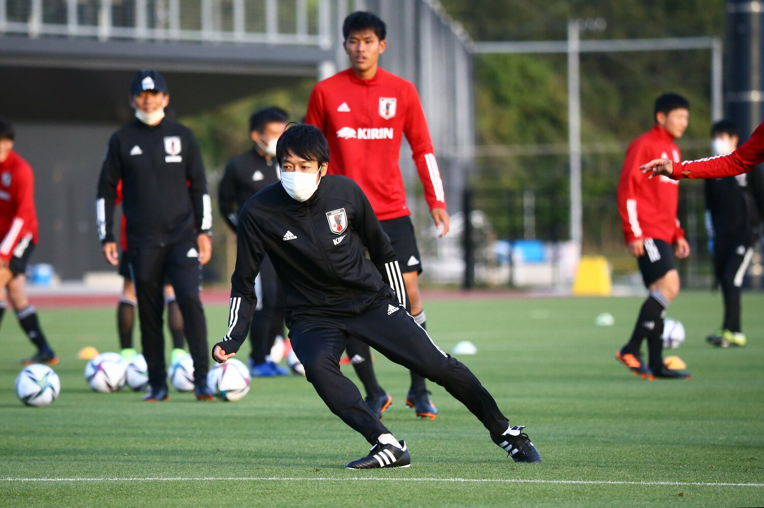 森山監督（後方）も感心する中村コーチの影響力　©JFA/AFLO