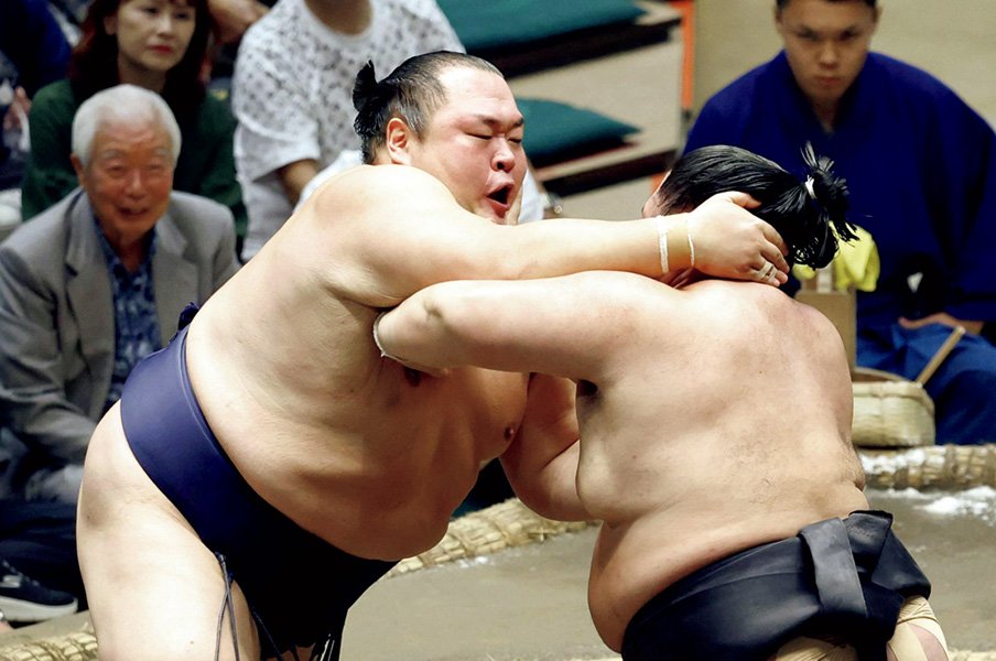 友風「障害者手帳を持つ異例の力士が親方と二人三脚で歩んだ復活の道」＜Number Web＞ photograph by KYODO