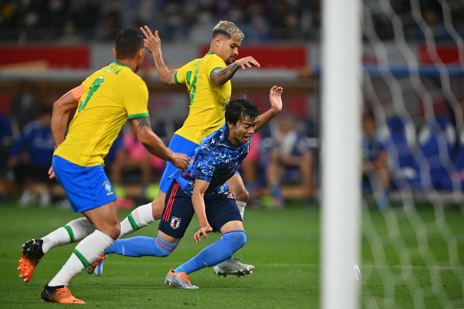 PA内で三笘薫が倒された場面　Takuya Kaneko/JMPA