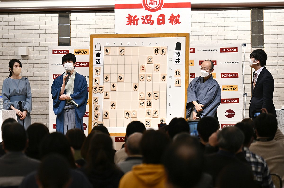 棋王戦第3局後の両対局者。大盤解説を担当した高見（右端）の姿も　©JIJI PRESS