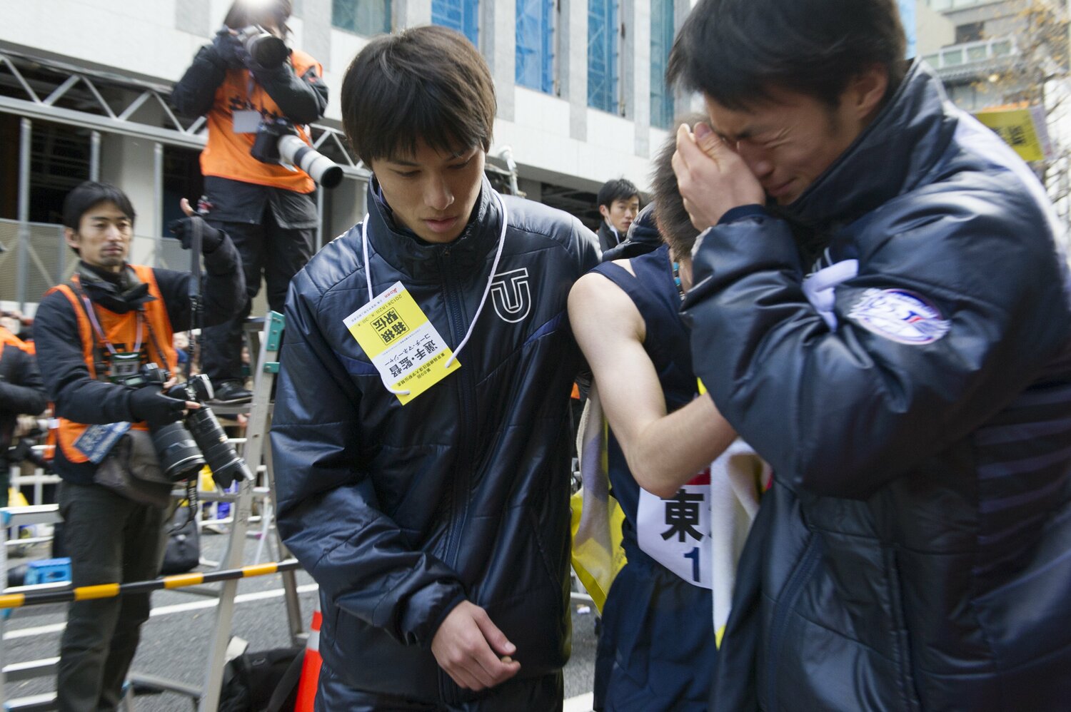 冨岡を出迎える齋藤（一番右）　©Nanae Suzuki