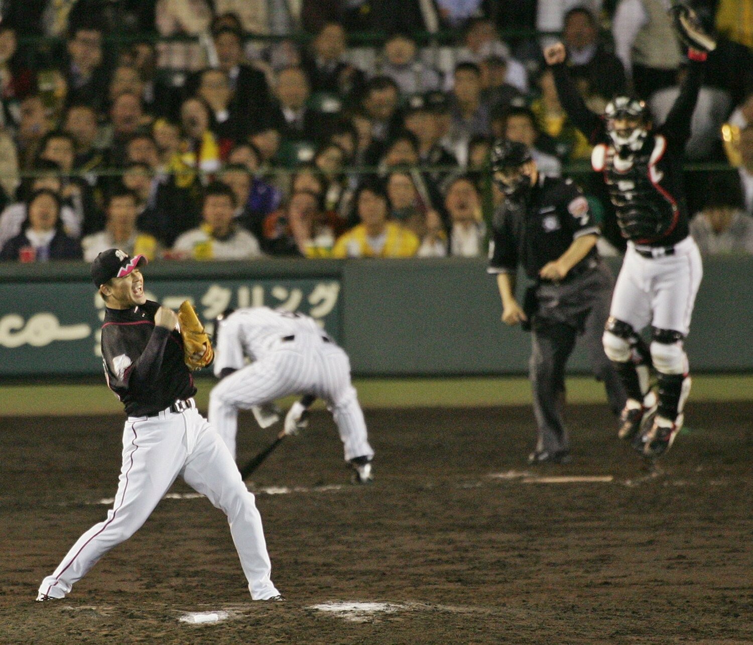 阪神を破り日本一となった瞬間、抑えの小林雅は大きくガッツポーズ　©︎JIJI PRESS