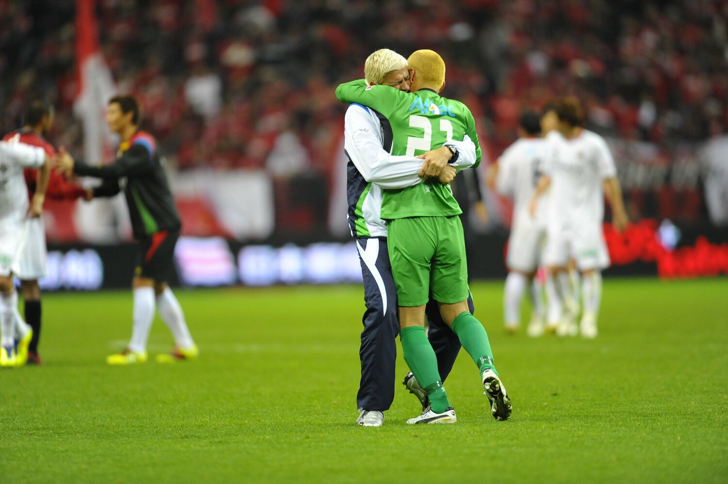 2011年の柏時代。菅野孝憲と抱き合う　©Sports Graphic Number