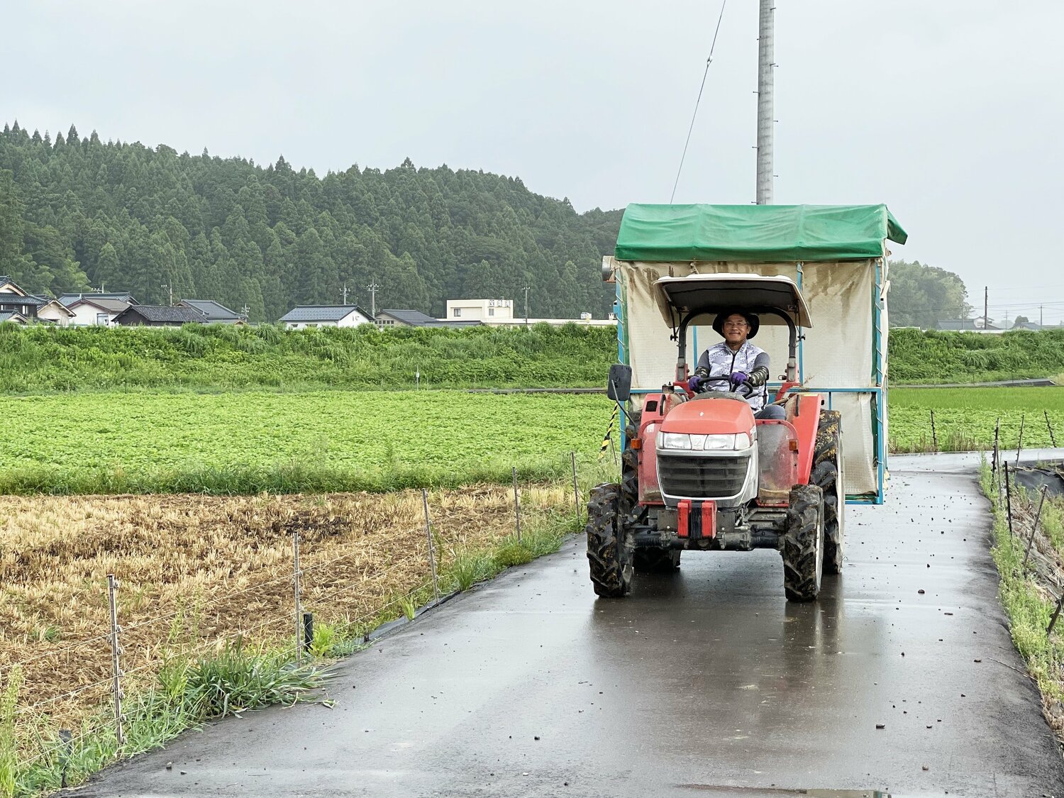慣れた手つきでトラクターを操る中垣内氏。あいにくの天候の中、快く取材に応じれくれた