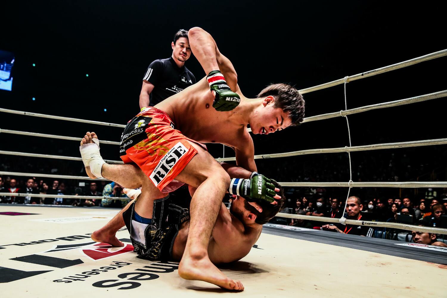 2016年12月29日のRIZINでMMAに初挑戦した那須川天心。アームバーのピンチを切り抜けパウンドで逆転勝ちを収めた　©RIZIN FF Susumu Nagao