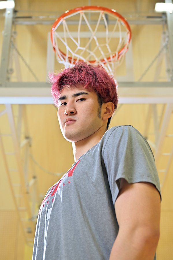 川真田紘也/1998年6月16日、徳島県生まれ。城南高校から天理大学に進み、在学中に佐賀バルーナーズと特別指定選手契約を結ぶ。卒業後は滋賀レイクスターズとプロ契約。'23年2月のW杯アジア2次予選バーレーン戦で代表デビューを果たす。愛称は「マイキー」。204cm、110kg Hideki Sugiyama