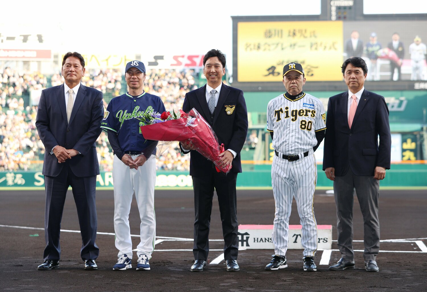 名球会ブレザー授与式で記念撮影する元阪神の藤川球児（中央）。ヤクルト高津監督、佐々木主浩氏の姿も　©JIJI PRESS