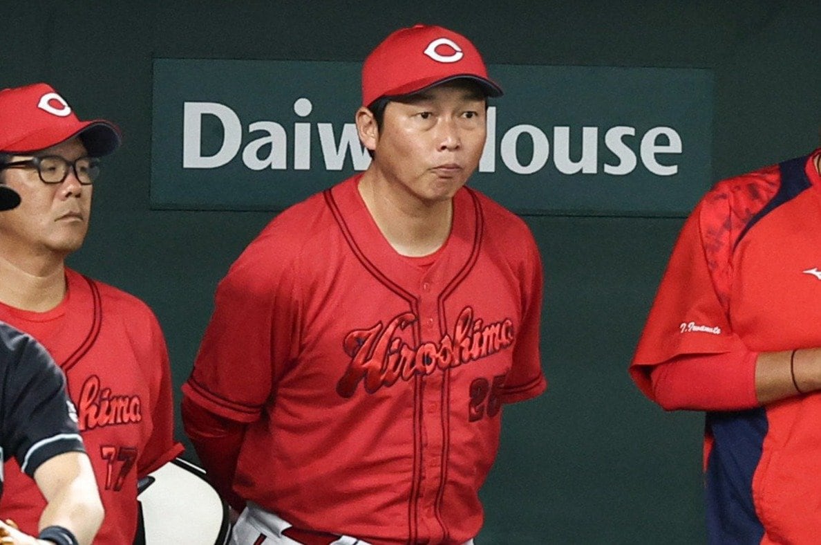 「麦のようにがんばっていきたい」来季続投、踏まれてもまっすぐ伸びるカープ新井貴浩監督の忍耐はいつまで続くのか？＜Number Web＞ photograph by JIJI PRESS