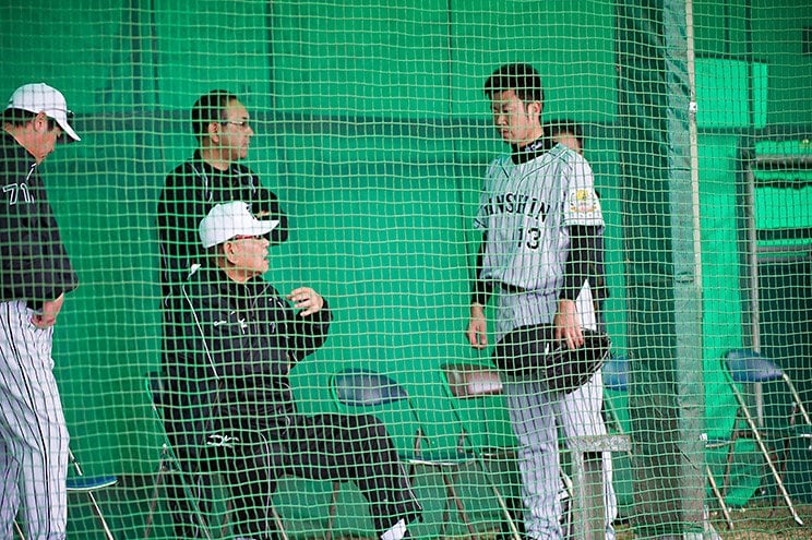 2015年キャンプで江夏豊に指導を受ける榎田　©Nanae Suzuki