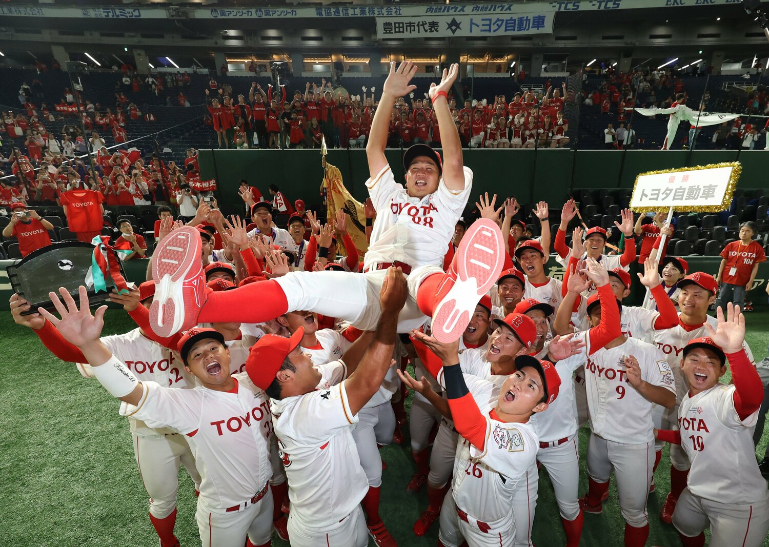 今年7月の都市対抗。優勝し、胴上げをするトヨタ自動車野球部　©JIJI PRESS