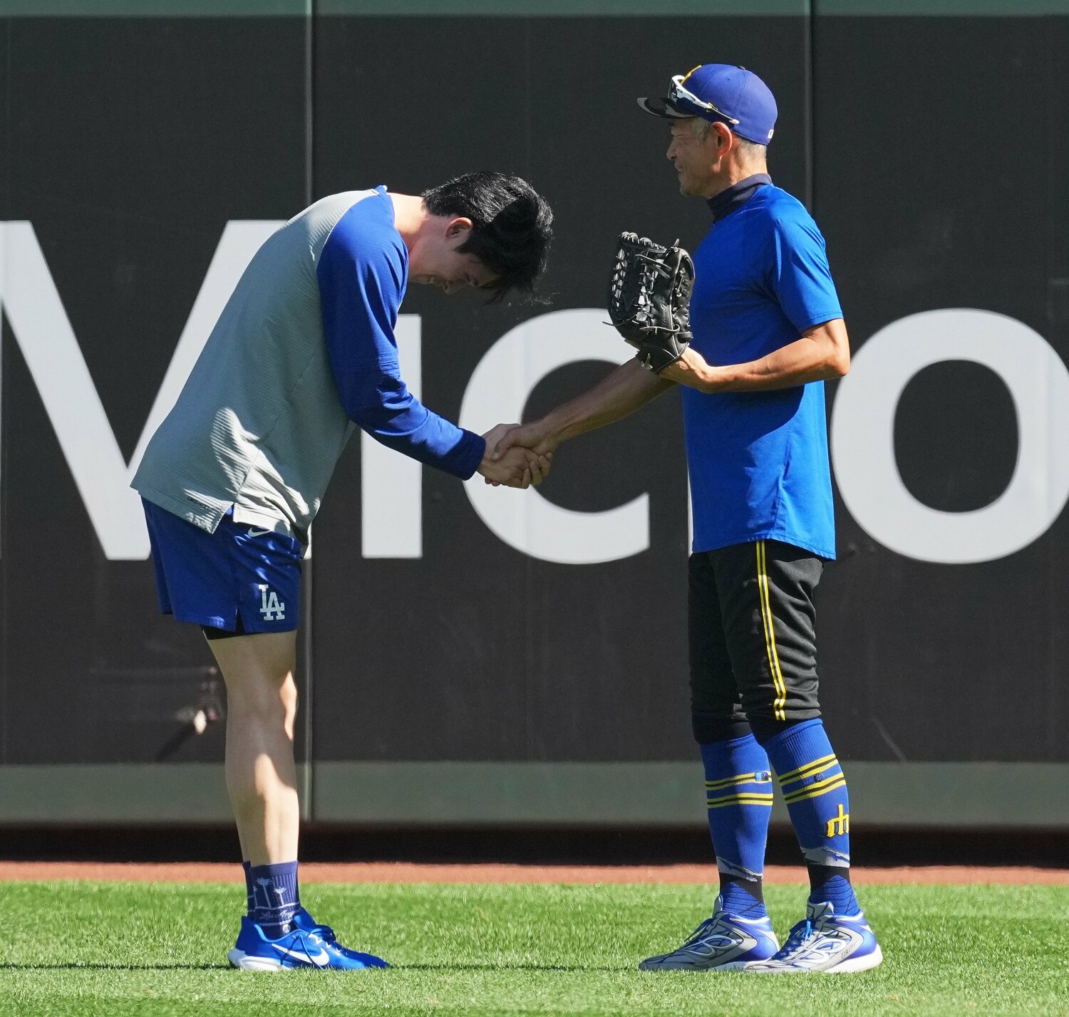 マリナーズ戦前、イチローにお辞儀して握手する佐々木朗希　©Sankei Shimbun