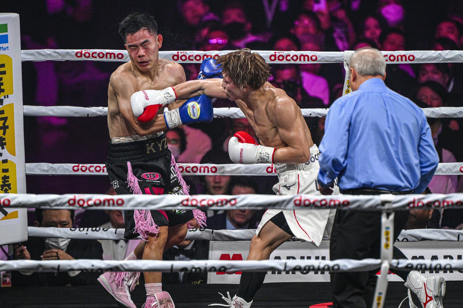 4回KOパンチの直後、キム・イェジュンは力なくロープに崩れていった　©Takuya Sugiyama