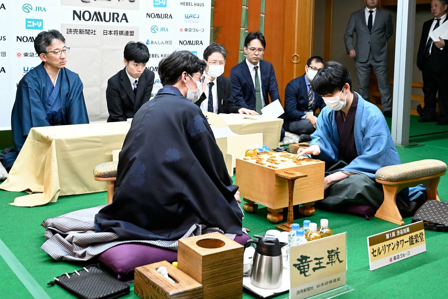 感想戦にて　©Keiji Ishikawa