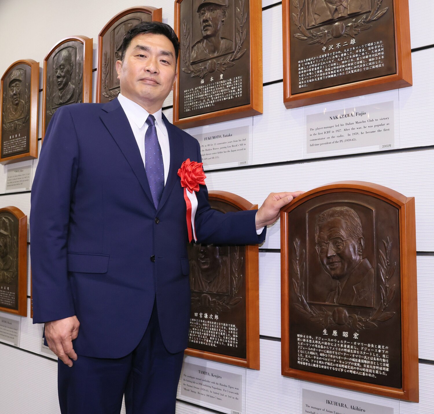 野球殿堂入りの通知式で、アイク生原氏のレリーフと　©JIJI PRESS