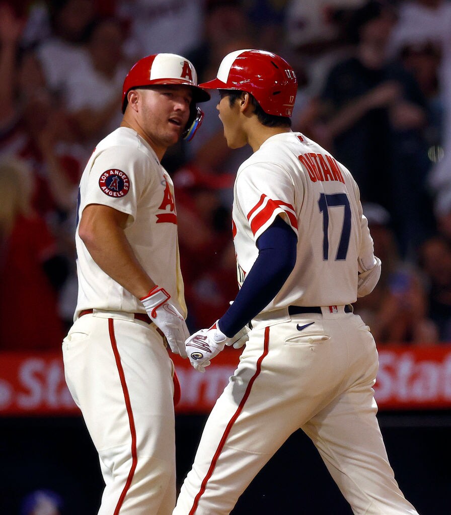 トラウトと喜ぶ大谷（※クリック、スワイプすると「29号本塁打の連続写真」や大谷交遊録がご覧になれます）　©Getty Images