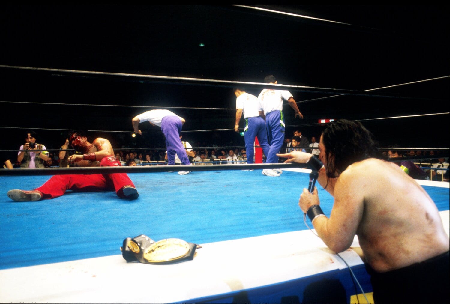 血だらけのムタに「My son」と呼び掛けるカブキ。1993年6月25日、日本武道館