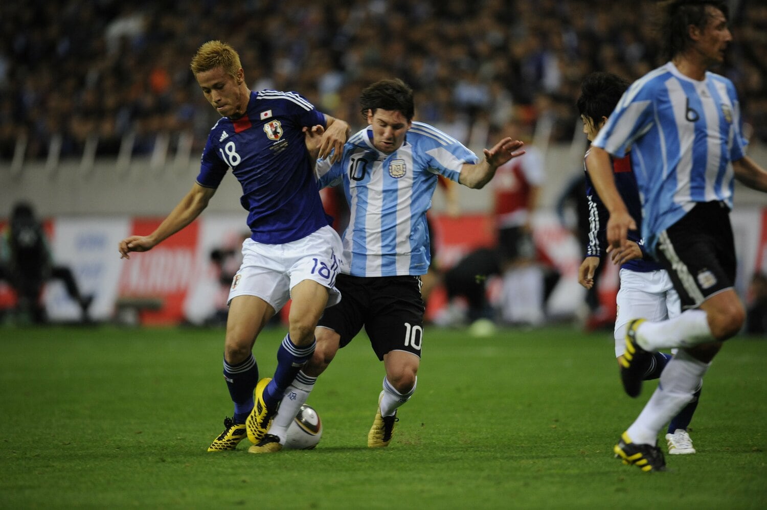 アルゼンチン戦、メッシをチェックする本田圭佑　©Takuya Sugiyama