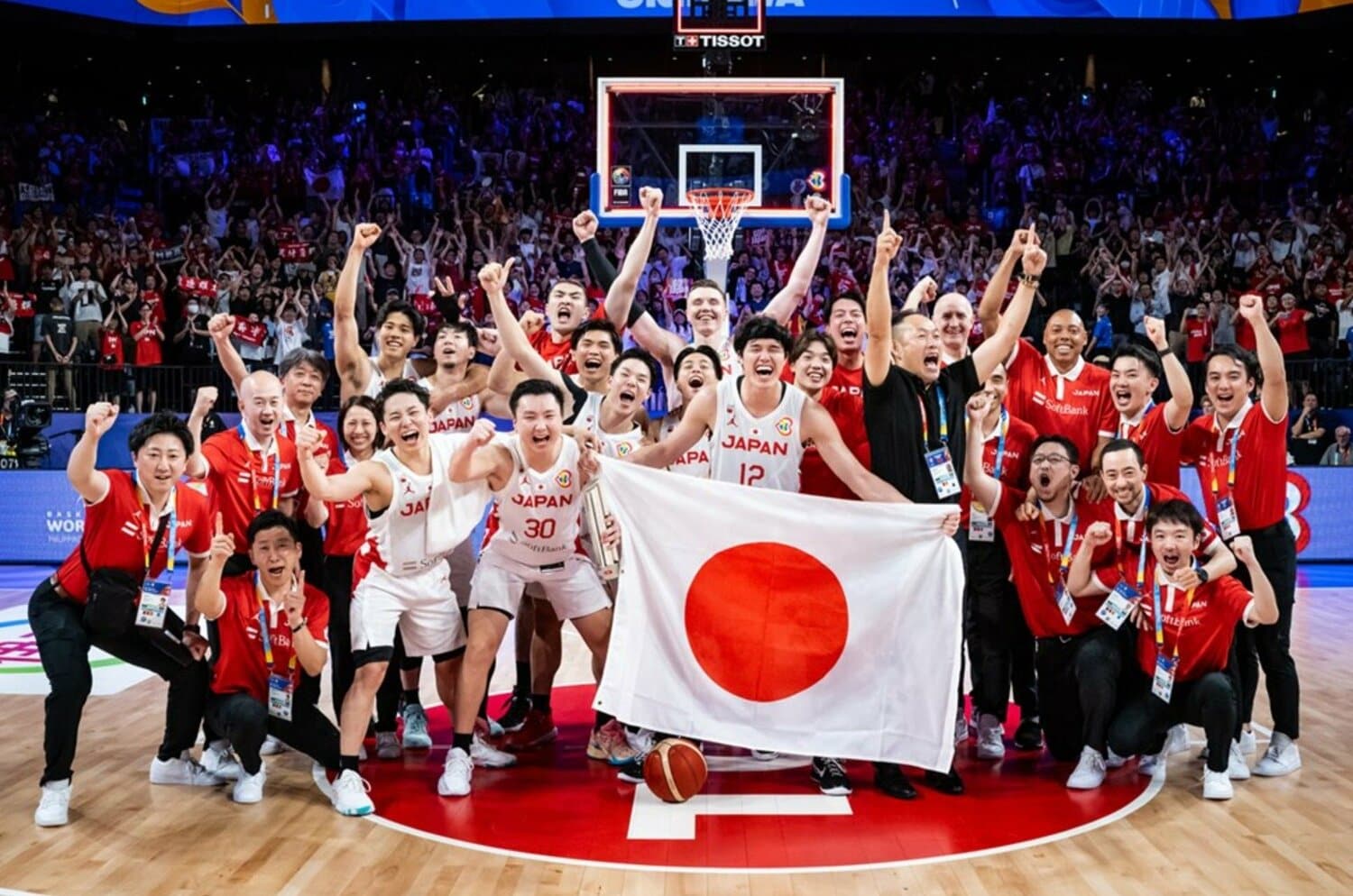 「バスケ後進国」日本はなぜ最終クオーターで何度も大逆転できた？ トム・ホーバスHCがかけた“自分たちを信じる”のための「3つの魔法」＜Number Web＞ photograph by FIBA