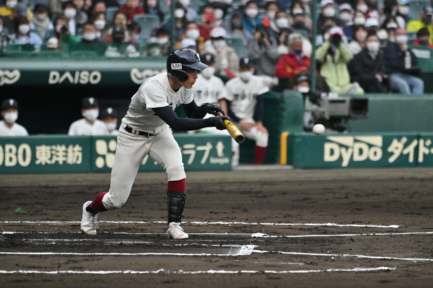 送りバントを成功させる松尾　©Hideki Sugiyama