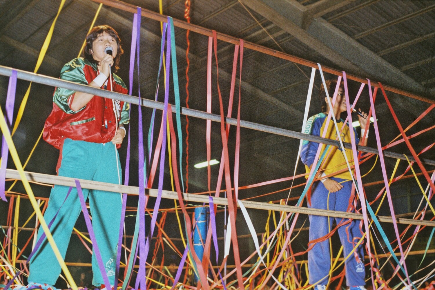 リングで歌うクラッシュ・ギャルズ（1983年）　©AFLO