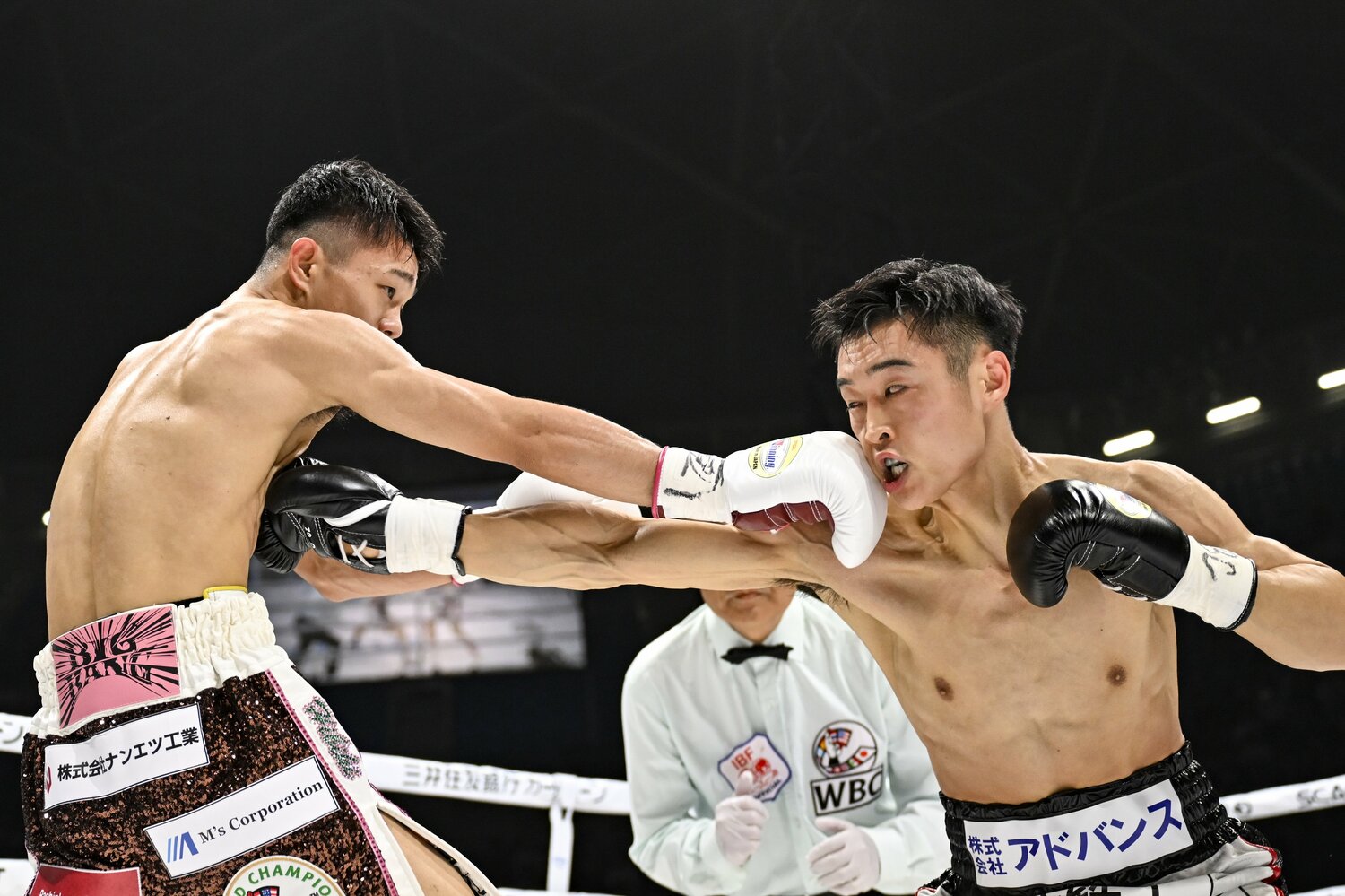 1ラウンドから激しいぶつかり合いとなった　©Hiroaki Finito Yamaguchi