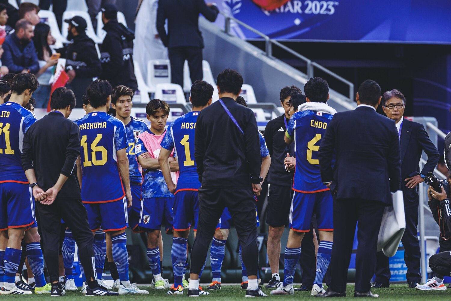 アジアカップ準々決勝でイランに敗れた日本の選手たち。試合後、ピッチ上でミーティングを行っていた　©Kiichi Matsumoto