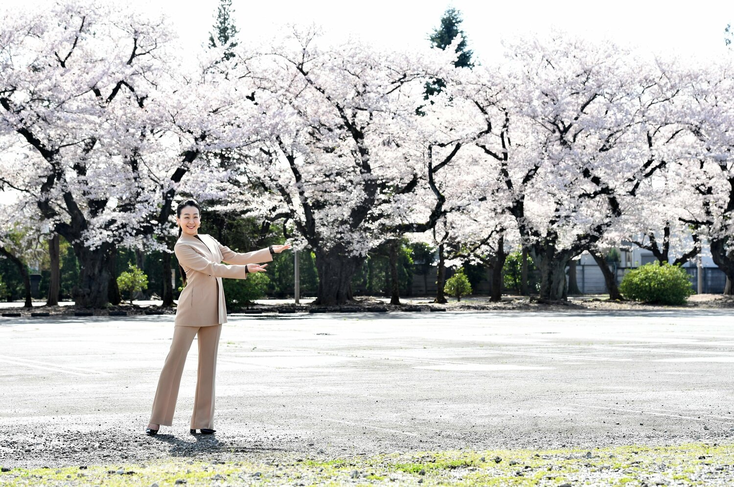 「MAO RINK PROJECT」メディア発表会、リンク建設予定地で写真撮影に応じた浅田真央さん（2023年3月撮影）©︎東京スポーツ／AFLO
