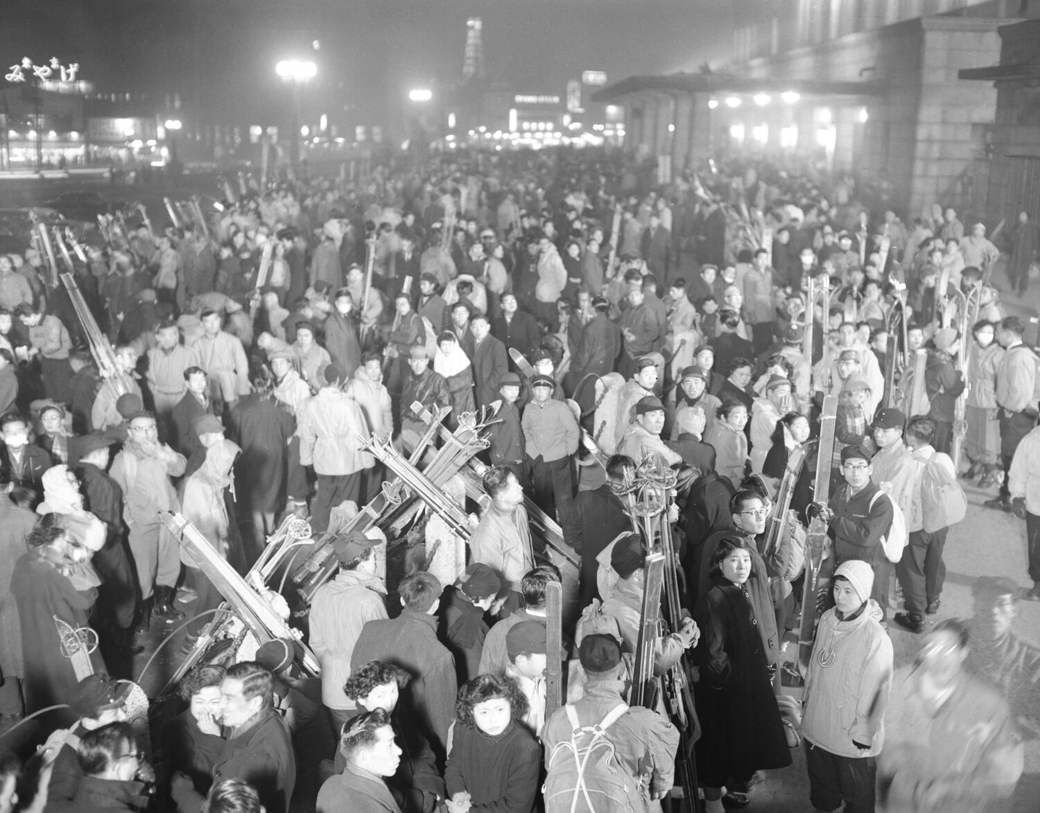 週末をスキー場で過ごそうとするスキーヤーたちで金曜日夜の上野駅は大混雑（1955年撮影）　©KYODO