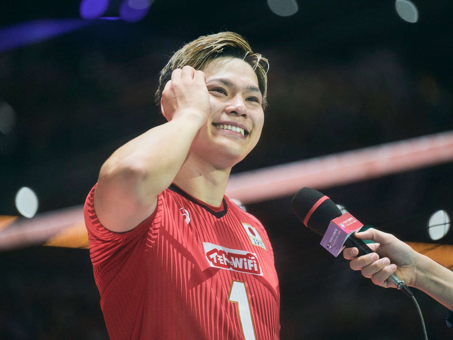 笑顔でインタビューに答える西田有志　©Yuki Suenaga