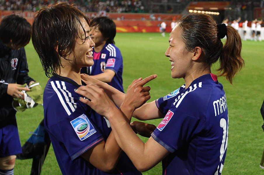2011年W杯ドイツ戦後、決勝ゴールの丸山桂里奈（右）と喜ぶ安藤梢　©Alex Livesey - FIFA/Getty Images