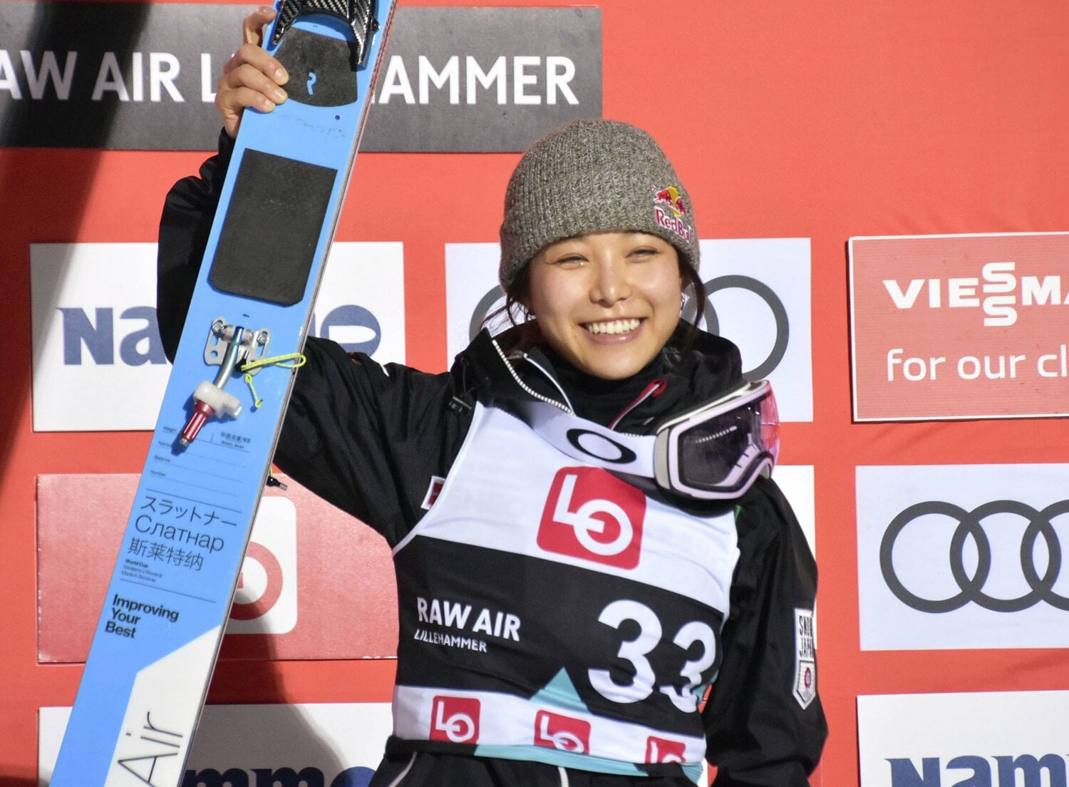 五輪後の大会の表彰式にて笑顔を見せた高梨　©KYODO