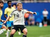 中村敬斗“ボロボロのソックス”…スウェーデン戦で主審が指摘したが
