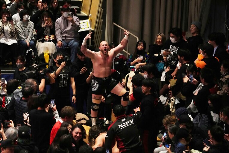 観客にアピールするゲイブ・キッド　©Masashi Hara