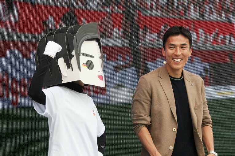 長谷部、万博で「ナゾのハセベくん」登場に失笑も「心が整った神対応」（全3枚中の1枚目） ©NumberWeb