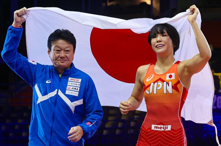 2023年のレスリング世界選手権53kg級を制した藤波朱理。指導者でもある父・俊一さんと日の丸を掲げる ／ photograph by Getty Images