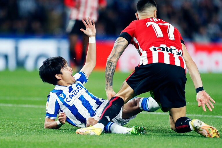 「“クボの疑惑PK”を写真で見ると」「日本代表ユニの少年も」ダービー熱狂のゴラッソ…映像で伝わりきらない“MVP久保建英”の英雄ぶり(26)