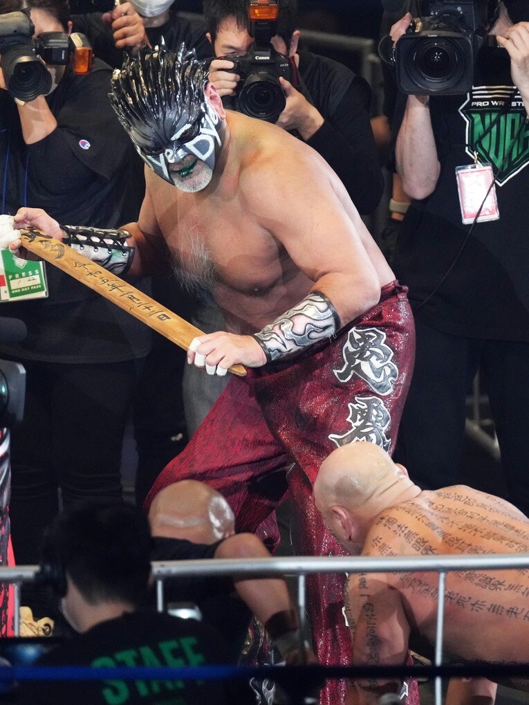 卒塔婆で白使に襲い掛かるムタ