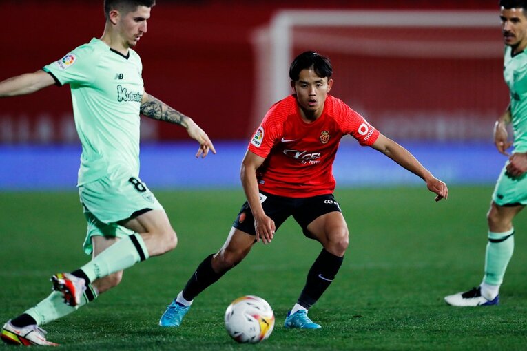 久保建英の“劇的決勝ゴール後に消えた疾走”は「客席に飛び込みたかったけど高すぎて無理」だった？《カメラマンが見た真相》(37)