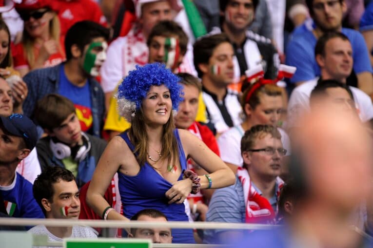 EUROにいた美しい女性サポーターの応援姿（50枚超）　©Sports Graphic Number