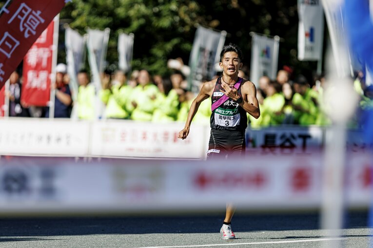 第56回全日本大学駅伝、8区の國學院大アンカー・上原琉翔（3年）は青学大を逆転してトップでゴールする　©Kiichi Matsumoto