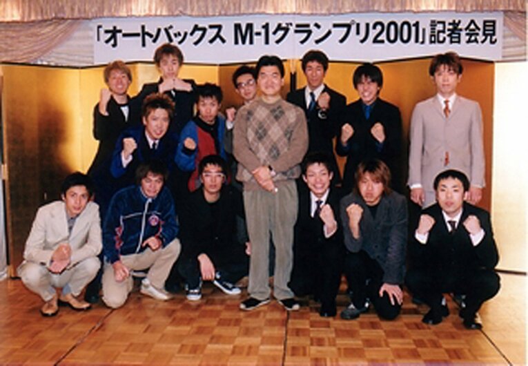 M-1グランプリ2001の決勝記者会見。大会委員長の島田紳助（中央）「ハリガネロック」「ますだおかだ」ら　©Sankei Shimbun