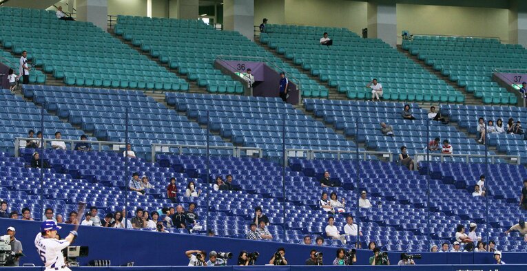 落合時代の2010年、空席が目立つ試合もあった　©JIJI PRESS