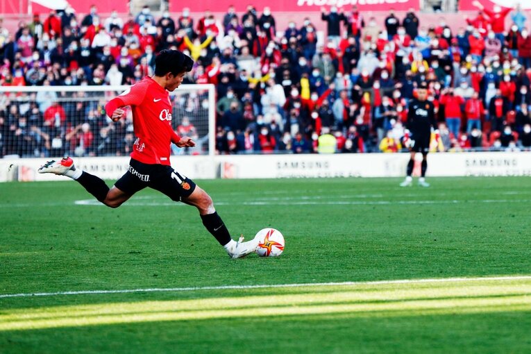 久保建英“オレが蹴る”FK弾→手荒い祝福に「い、痛いんですけど」 カメラマンが至近距離でとらえた一撃と、ファンから“感謝の大拍手”(28)