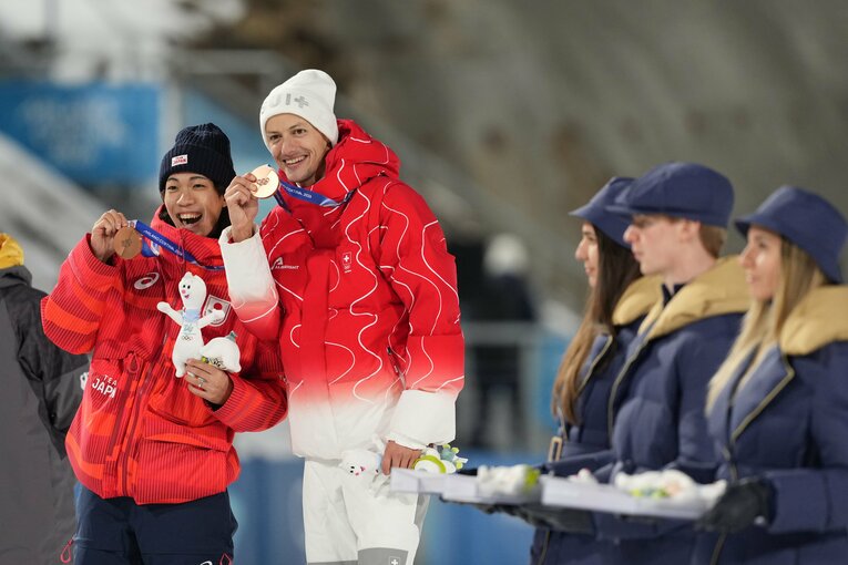 メダルセレモニーでの二階堂蓮。同点で銅メダルを分け合ったグレゴア・デシュバンデン（スイス）と大喜び　©Tutomu Kishimoto / JMPA