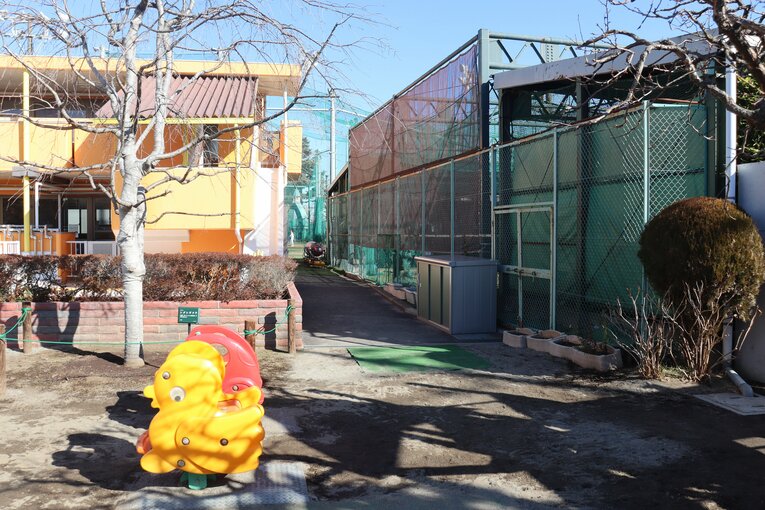 野球グラウンドに隣接する國學院大學附属幼稚園（左）。園児にとって尾崎監督や選手たちは「野球部のお兄ちゃん」 ©Yuki Kashimoto